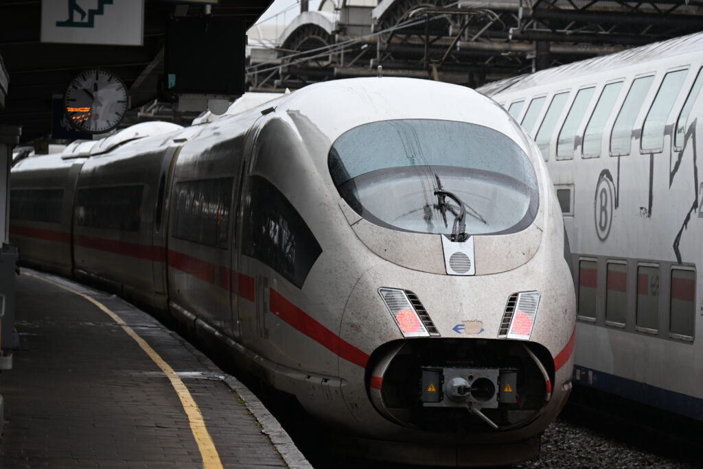 ブリュッセルのミディ駅に停車中のドイツ鉄道(DB)の高速列車(ICE)