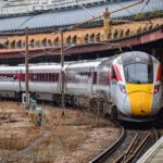ヨーク駅に停車中のイギリスの高速列車