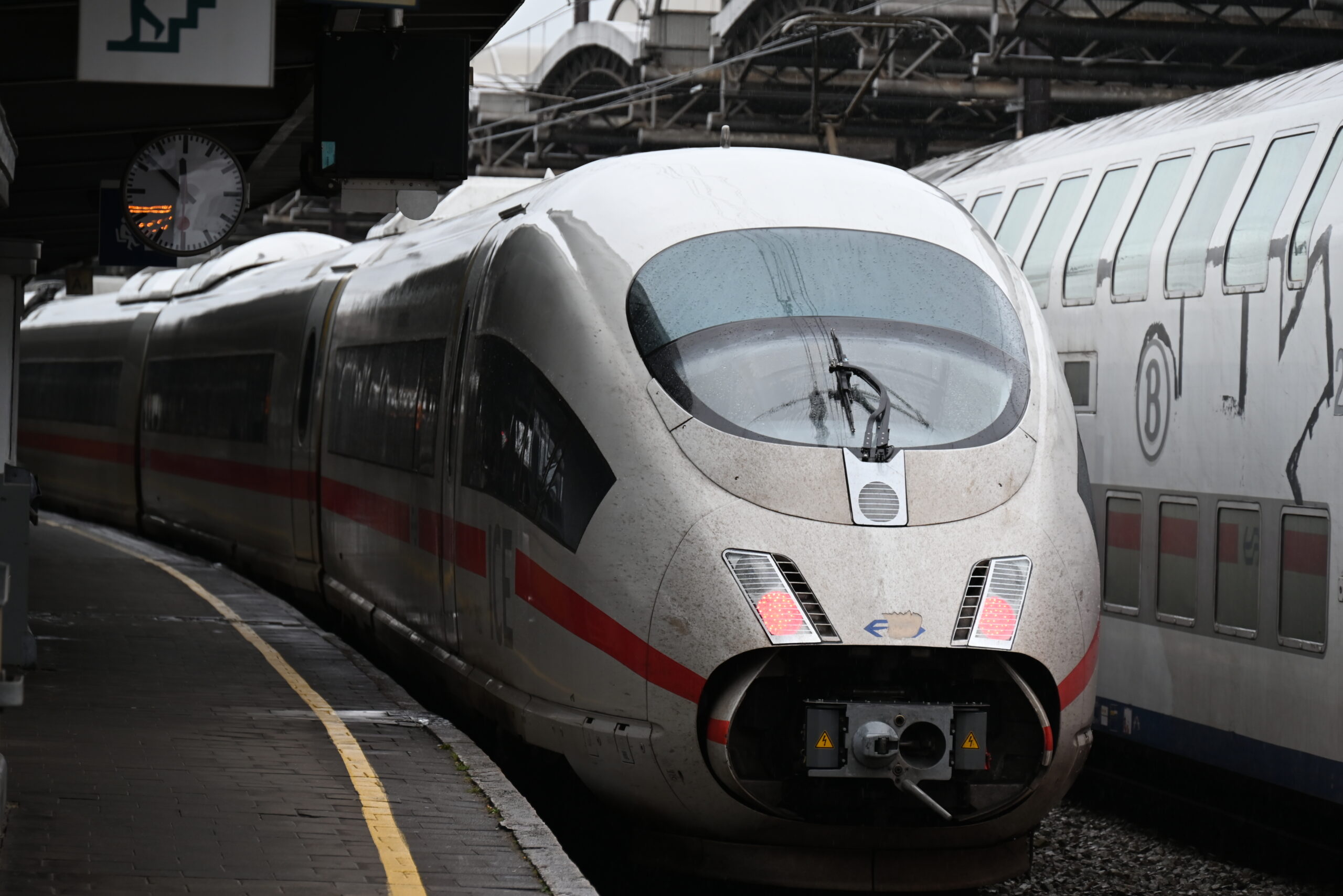 ブリュッセルのミディ駅に停車中のドイツ鉄道（DB)の高速列車（ICE）
